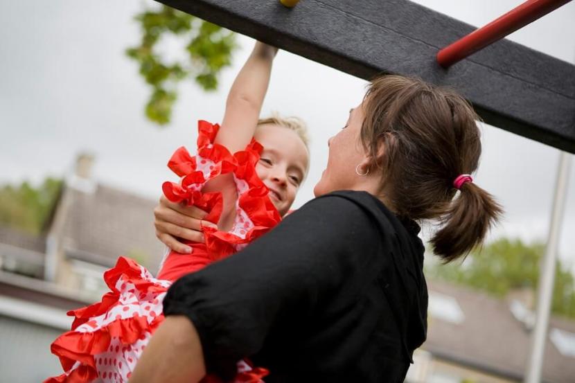 Moeder dansend met kind